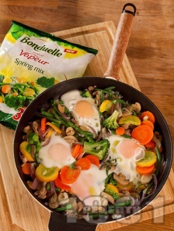 Зеленчуков микс с яйца и мариновани гъби от консерва на тиган - снимка на рецептата